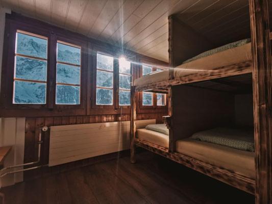 Mountain Hostel Gimmelwald Венген Екстериор снимка
